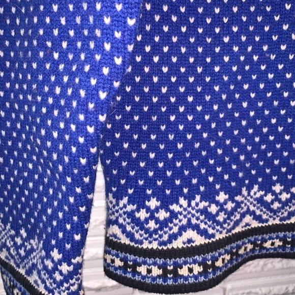 LL Bean Fair Isle Merino Wool Knit Sweater Blue Pewter Buttons Snowflake Print M - Picture 2 of 7